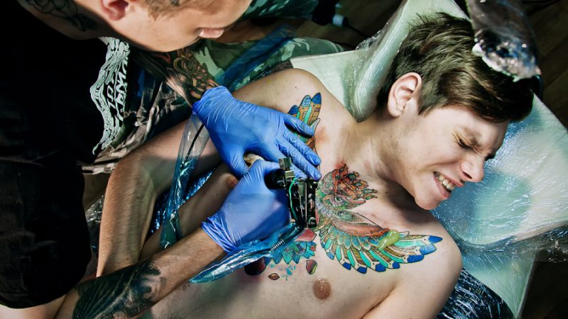 Боль – неотъемлемый элемент во время создания татуировки