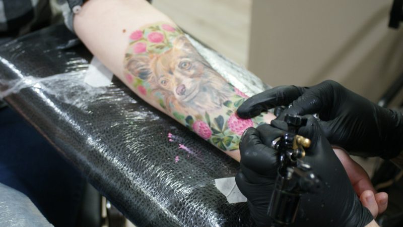 Почему процесс нанесения рисунка под кожу называется именно так – татуировка?